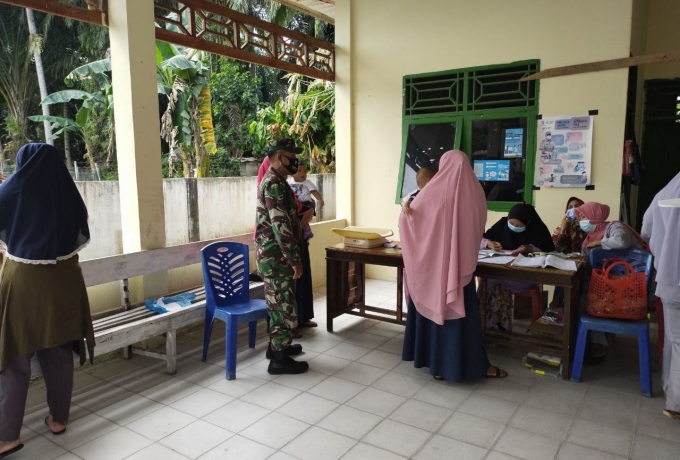 Peduli Dengan Balita, Babinsa Koramil 16/Tapung Bantu Pelaksanaan Posyandu
