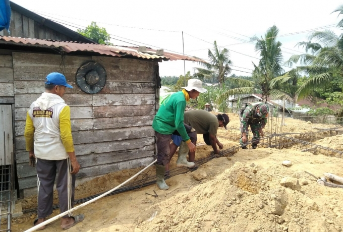 Dengan Tulus dan Ikhlas Babinsa Koramil 09/Langgam Sertu Gunawan Rianto Bantu Warga Binaanya
