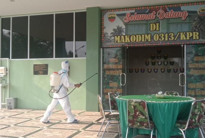 Kodim 0313/KPR Laksanakan Penyemprotan  Disinfektan di Perkantoran Makodim 