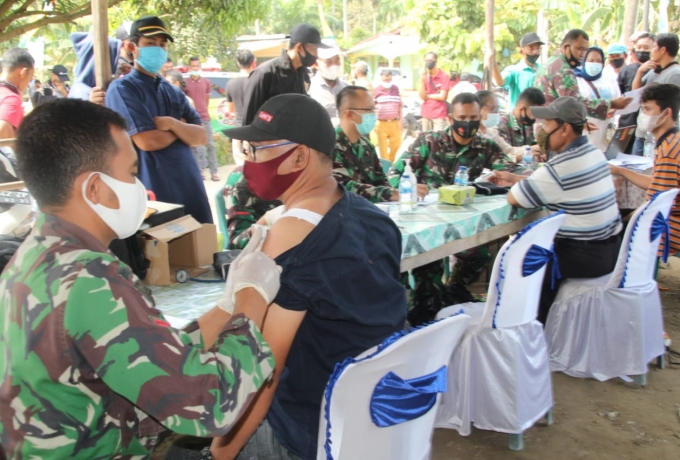 Kodim 0313/Kpr Gelar Serbuan Vaksinasi Tahap Dua Di Desa Karya Indah 