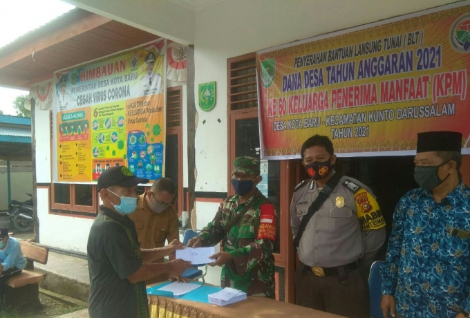 Babinsa Koramil 10/Kunto Darussalam Pantau Pembagian BLT DD