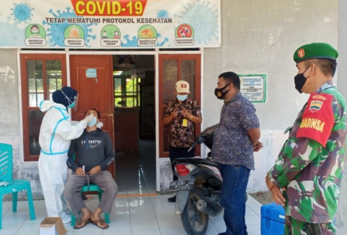Sinergi Tiga Pilar, Babinsa dampingi Tenaga Kesehatan melaksanakan 3T guna mencegah penyebaran Covid