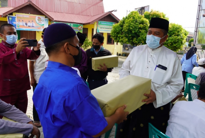 Bupati Alfedri Bersama Kapolres Siak Berikan Bantuan Masker Kepada Seluruh Rumah Ibadah 