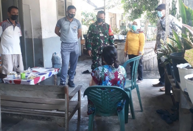 Babinsa Koramil 08/Tandun Dampingi Petugas Medis Tracing Kontak Erat Pasien Positif Covid 19