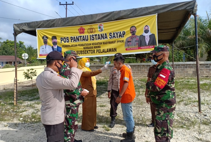 Serka Masrianto Babinsa Koramil 03/Bunut Bersama Instansi Gabungan Gelar Razia Di Pos Pantau PPKM