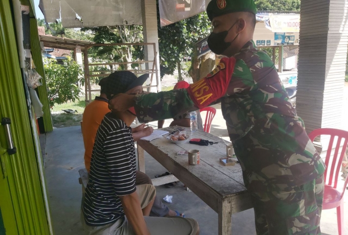 Babinsa Koramil 07/kampar Bagikan Masker kepada Warga Guna Putus Penyebaran covid-19