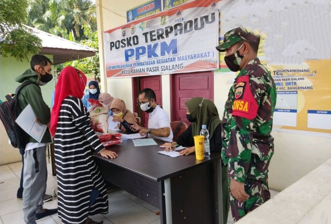 Babinsa Koramil 01/BKN Pantau Pendistribusian Bansos Selama PPKM Dari Kemensos RI