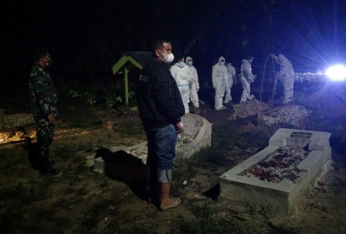 Dampingi Pemakaman Covid-19, Babinsa Himbau Warga Prokes