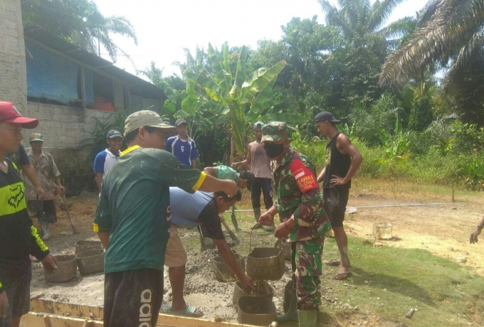Babinsa Koramil 10/Kunto Darussalam Bersama Warga Goro