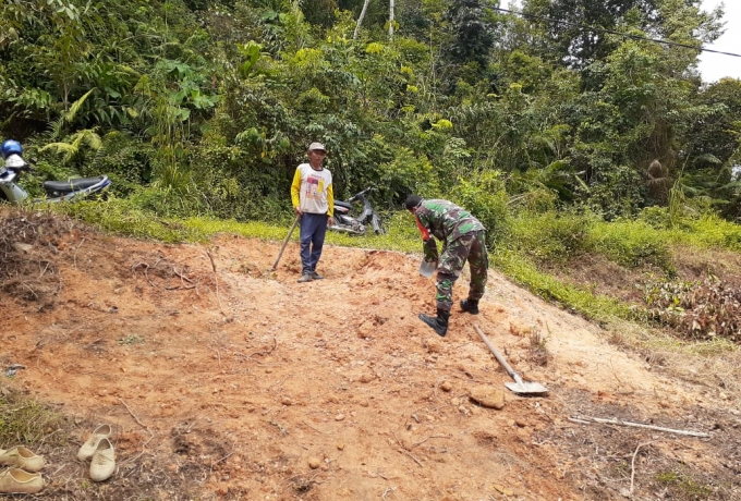 Semangat Gotong Royong Babinsa Koramil 05/KK  Bersama Warga Perbaiki Jalan Desa