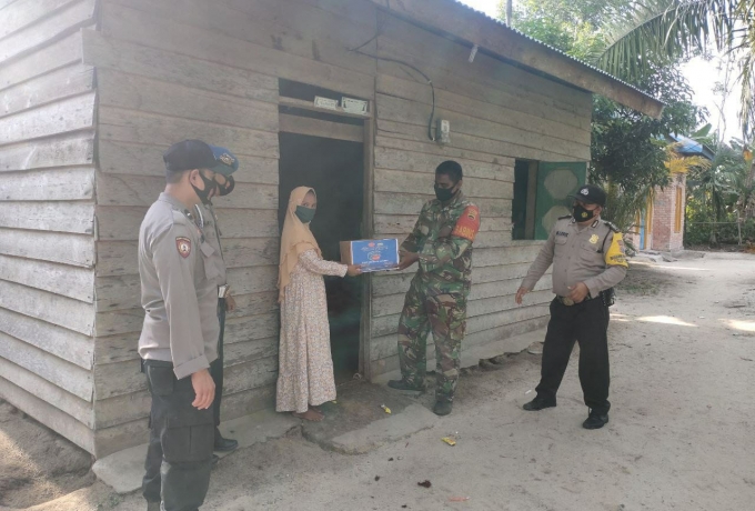 Berikan Bantuan Sembako Babinsa Bersama Bhabinkamtimas Datangi Rumah Warga
