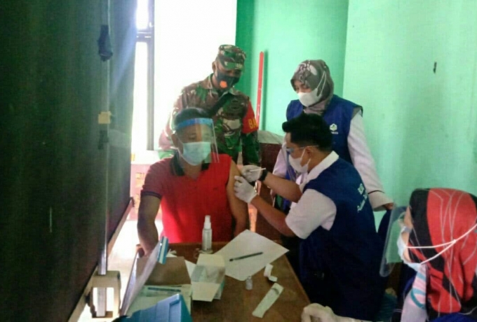 Serda Ucok Parluhutan Babinsa Kelurahan Teluk Meranti Dampingi Warga Binaan Laksanaan Vaksin 