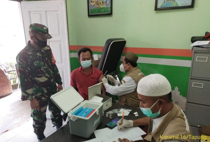Babinsa Koramil 16/Tapung Dampingi Pelaksanaan Vaksinasi Dosis Ke 2 Di Puskesmas Tanah Tinggi