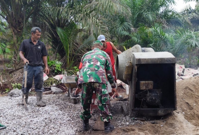 Penuh Semangat, Babinsa dan Warga Garap Semenisasi Jalan