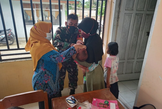 Bentuk Kepedulian Apter, Babinsa Koramil 16/Tapung Dampingi Pelayanan Posyandu Di Tengah Pandemi 