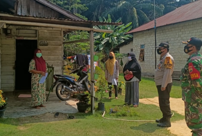 Babinsa Koramil 05/Kampar Kiri, Bersinergi Dampingi Petugas Kesehatan Laksanakan Tracking di Wilayah