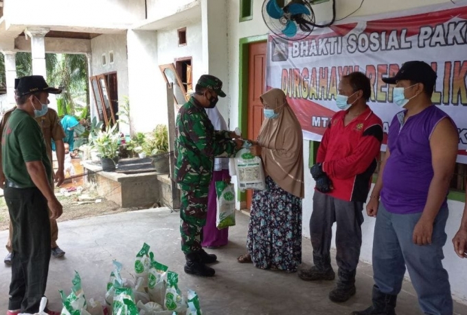 Menyambut HUT RI ke 76, Babinsa Koramil 04/PKL Kuras Bagikan Sembako  Warga Kurang Mampu