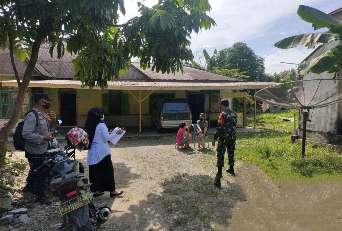 Babinsa Koramil 01/Bkn Dampingi Petugas Kesehatan Lakukan Tracing Pasien Covid-19