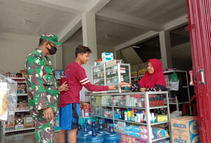 Tegakan Prokes, Babinsa Koramil 12/XIII Koto Kampar Laksanakan Operasi Yustisi di Swalayan