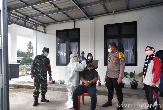 Babinsa Koramil 16/Tapung Dampingi Nakes Giat Rapid Tes Antigen