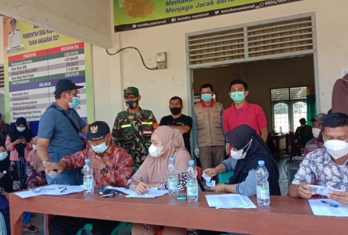 Peltu Sucipto Babinsa Koramil 06/SH Berikan Rasa Aman Pantau Pelaksaan Vaksinasi Di Desa