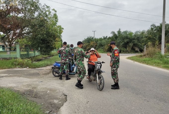 Anggota Koramil 14/kpn membagikan Masker geratis Kepada Masyarakat