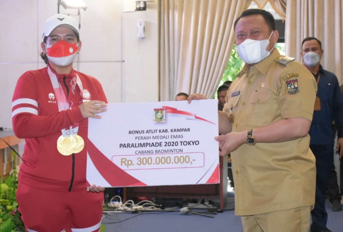 Bupati Kampar Serahkan Bonus Rp 300 juta untuk Leani Ratri