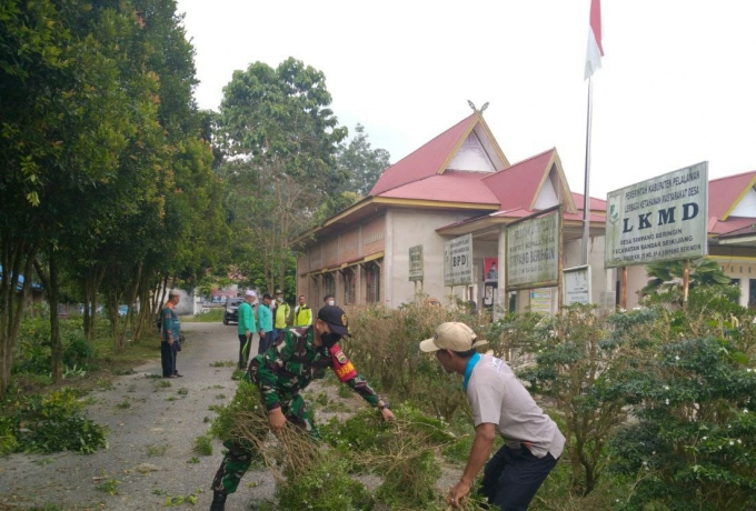 Rajut Kebersamaan Babinsa Koramil 09/Langgam Goro Bersama Kades dan Warga Binaan