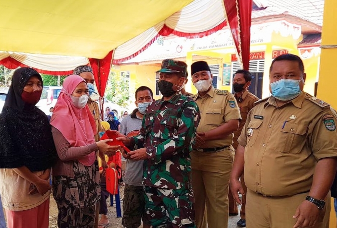 Kreatif, Di Desa Ini Bagikan Gayung Saat Serbuan Vaksinasi Kodim 0313/KPR