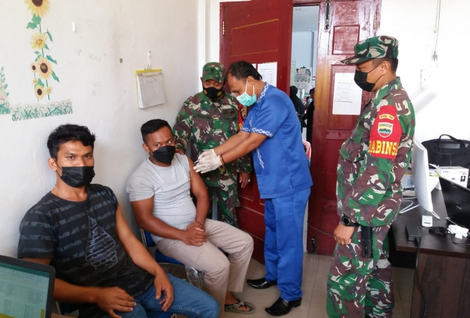 Danramil 05/Kampar Kiri Berperan Aktif Bersama Anggota Babinsa Sukseskan Serbuan Vaksinasi Tahap I