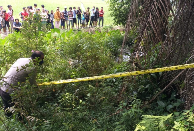 Warga Kampar di Gegerkan Dengan Temukan Jasad Wanita Didalam Parit, Polisi Masih Selidiki Identitasn