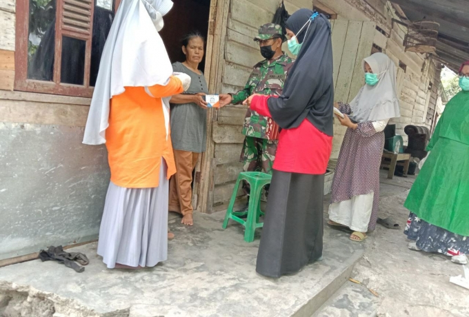 Cegah Penyebaran Covid-19 Babinsa Bersama Bhabinkamtimas Dampingi Petugas Puskesmas Lakukan 3 T