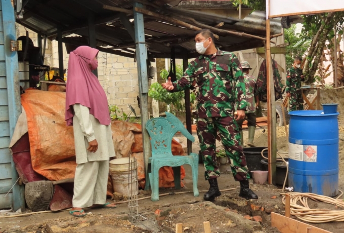 Juminah Janda Mempunyai 7 Orang Anak Terima Bantuan Rumah Program RTLH Dari Kodim 0313/Kpr Kampar