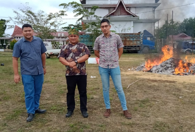 Kejari Kampar Gelar Pemusnahan Barang Bukti 