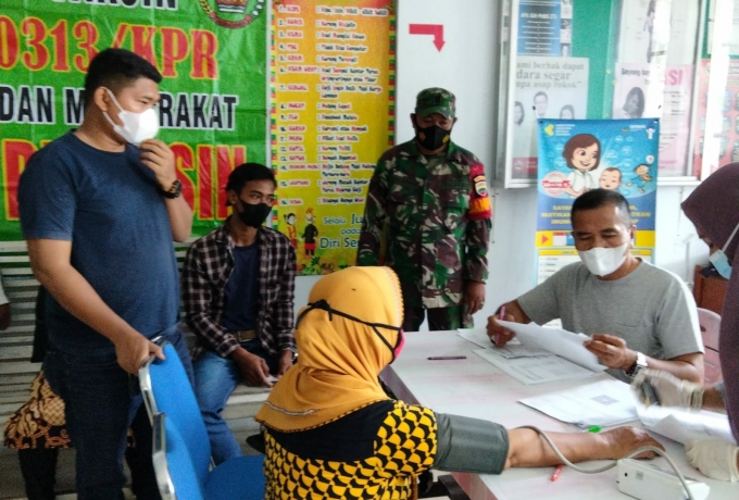 Babinsa Koramil 05/Kampar Kiri Dampingi Warga Sukseskan Vaksinasi
