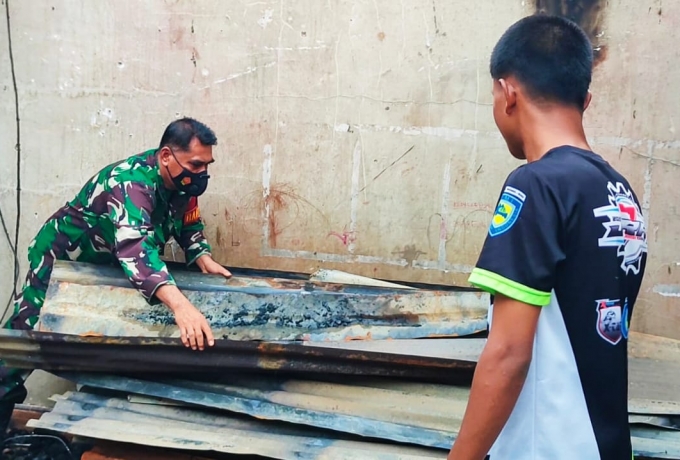 5 Rumah Warga di Desa Pematang Berangan Rohul Ludes Terbakar, Babinsa Koramil 02 Rambah Bantu Warga
