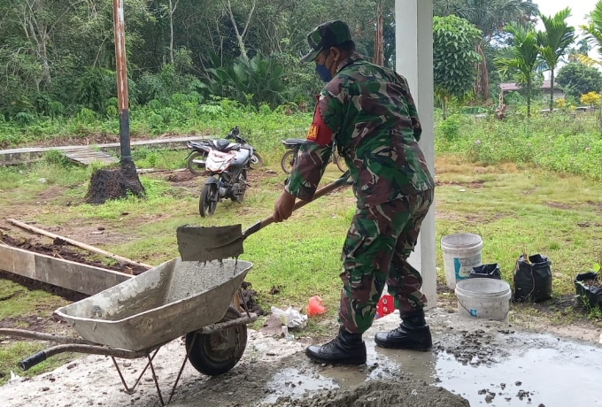 Sigap Bantu warga di Wilayah, Babinsa Koramil 15/KK Laksanakan Gotong Royong Semenisasi Jalan