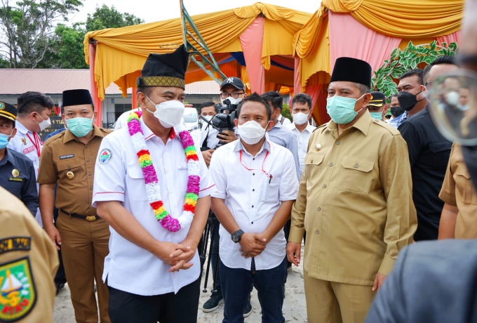 Alfedri dan Husni Dampingi Wamendes PDTT Tinjau Pelaksanaan Vaksinasi di SMAN 1 dan SMAN 2 Tualang 