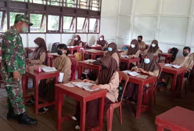Membentuk Karakter Generasi Penerus Bangsa, Babinsa Mengajar Wasbang di Sekolah