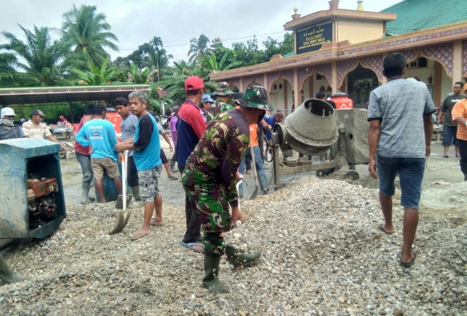 Anggota Koramil 01/Bkn Kodim 0313/Kpr Karya Bakti Pembagunan Gedung Aisyiyah Atau Paud