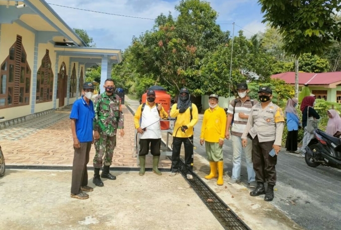 Cegah Penyebaran Covid 19 Tiga Pilar Desa Empat Balai Bersama Warga Lakukan Penyemprotan Disinfektan