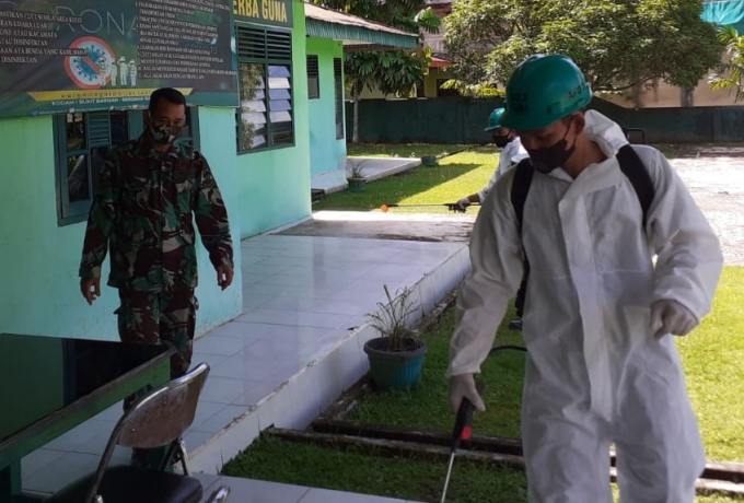 Cegah Covid-19, Anggota Koramil 05/KK Bersama Puskesmas, Laksanakan Penyemprotan Disinfektan