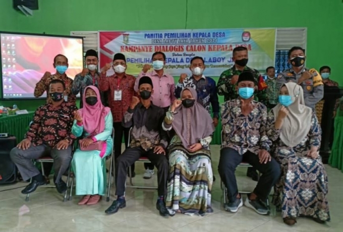 Babinsa Bersama Bhabinkamtibmas Monitor Kampanye Dialogis Pemilihan Calon Kades Laboy Jaya