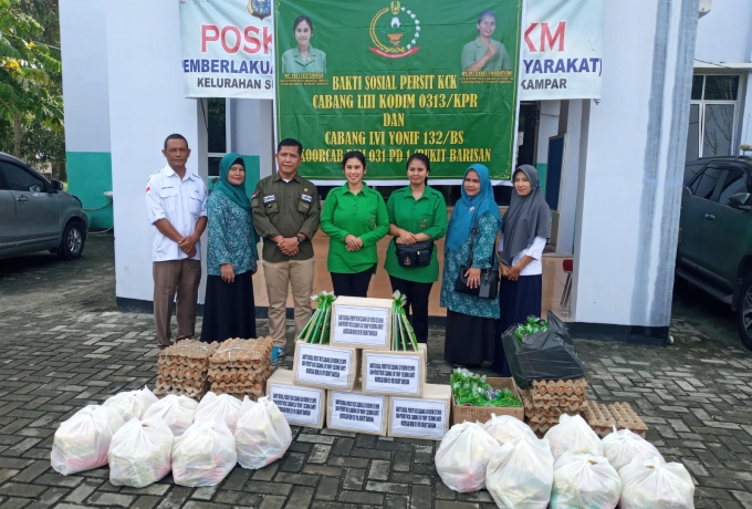 Persit Kartika Chandra Kirana Cabang LIII Kodim 0313/KPR Bagikan Sembako Kepada Warga Kurang Mampu