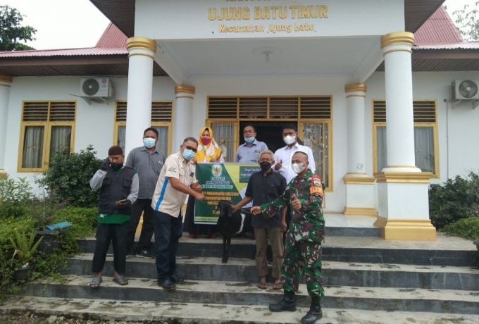 Babinsa Koramil 08/Tdn Dampingi Penyaluran Bantuan Hewan Ternak Untuk Warga