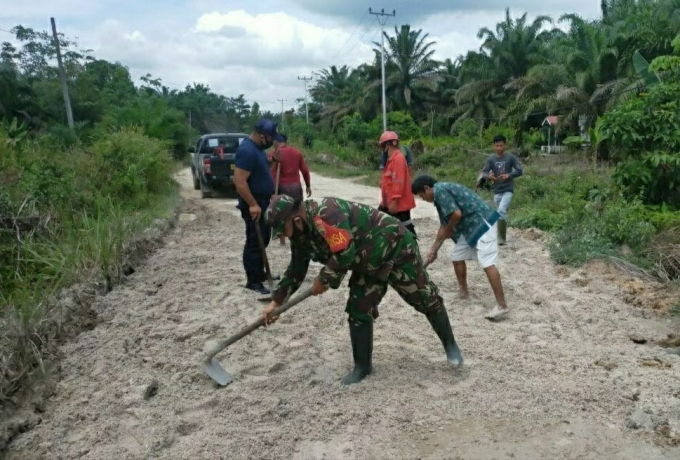 Serka Hendri Simamora Goro Bersama Warga Bersihkan Bahu Jalan 