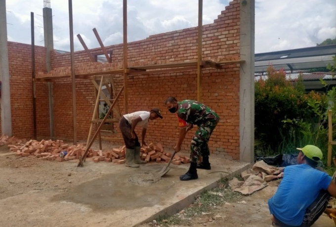 Sebagai Bentuk Solidaritas Yang Tinggi, Babinsa Koramil 07/Kampar Bantu Pemasangan Bata Rumah Warga