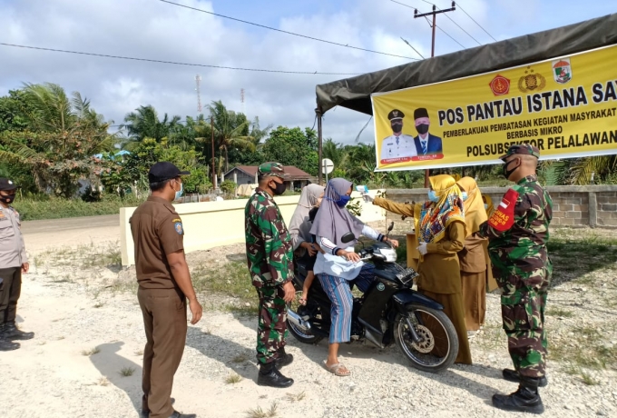 Babinsa Koramil 03/Bunut, Bersama Tim Gabungan Himbau Prokes Di Depan Pos Pantau Dan PPKM 