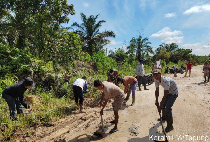 Selalu Kompak, Babinsa Koramil 16/Tapung Kodim 0313/KPR  dan Warga Bersihkan Dan Timbun Jalan Desa
