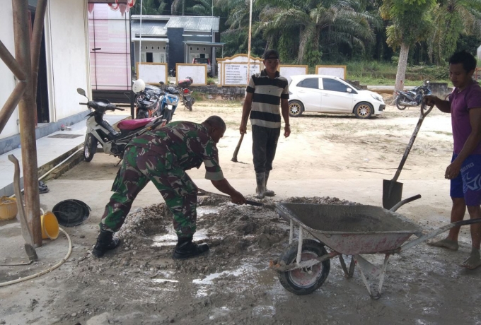 Babinsa Koramil 07/Kampar Selalu Aktif Membantu Warga Bangun Rumah Layak Huni